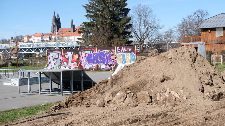 Der Skaterplatz am Meißner Elbufer soll einen Zaun bekommen. Dagegen regt sich Widerstand.