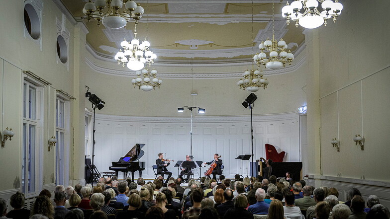 2019 gab das Trio ViVaCe mit Musikern der Neuen Lausitzer Philharmonie ein Benefizkonzert zur Wiedereröffnung des Kleinen Saals der Stadthalle.