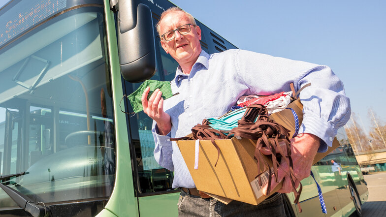 RVSOE-Geschäftsführer Uwe Thiele freut sich über 1.000 Stück Mundschutz, die die Kreativwerkstatt „Landfee“ für die Busfahrer genäht hat. Corona ist aber nicht das einzige Problem.
