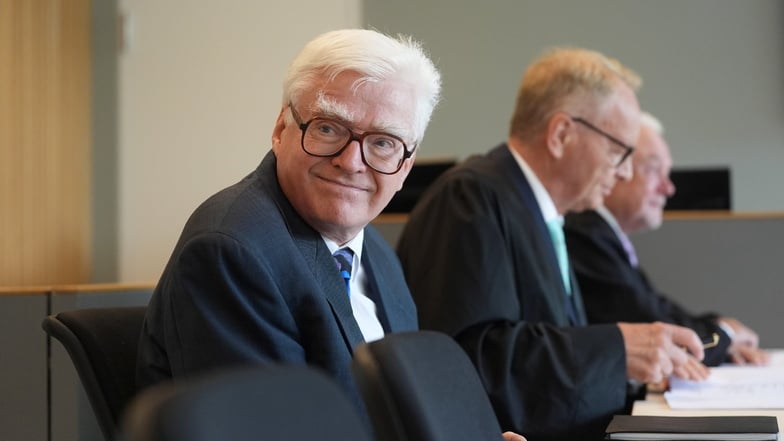Der Euroimmun-Gründer Winfried Stöcker (li.) sitzt am Montag neben seinen Rechtsanwälten Wolfgang Kubicki (re.) und Manfred Parigger im Amtsgericht Lübeck.