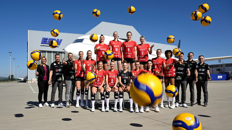 Beim offiziellen Teamshooting posieren die Dresdner Volleyballerinnen vor dem A330: Geht es für die DSC-Frauen in der neuen Saison auch steil nach oben?