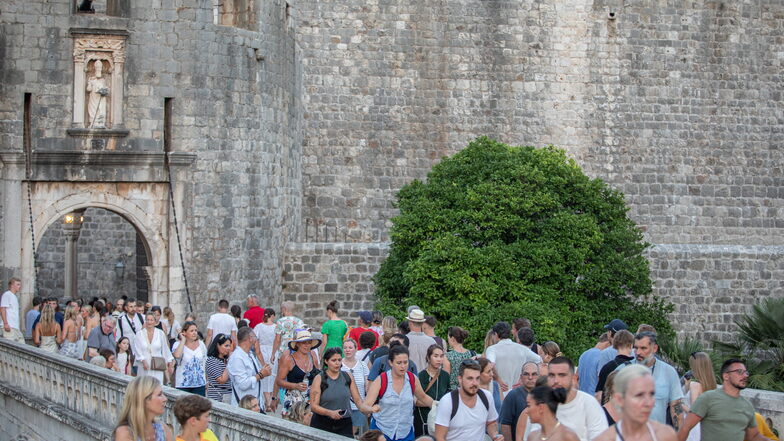Mengen von Touristen schieben sich in Dubrovnik über die Pedestrian-Brücke.