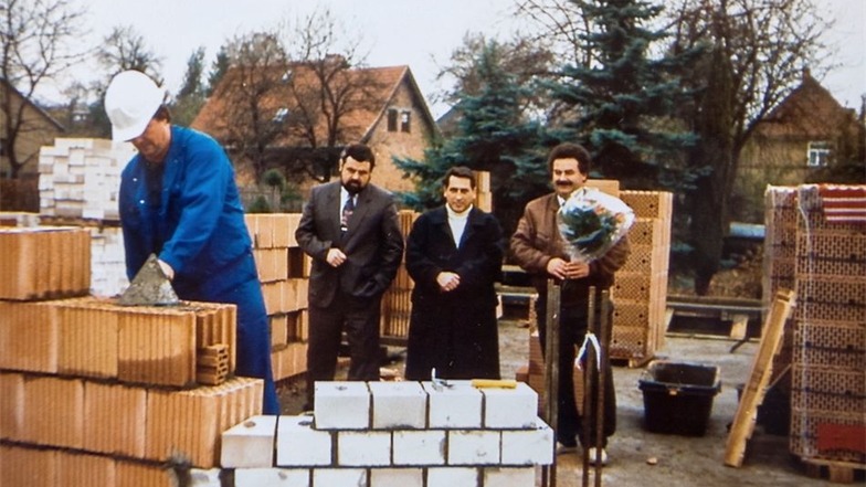 Bei der Grundsteinlegung für das Hotel im Herbst 1991 waren neben Hotelchef Rudolf Siegel (r.) auch der damalige Bürgermeister von Pesterwitz, Klaus Mättig (l.), und Architekt Franz Berger dabei.