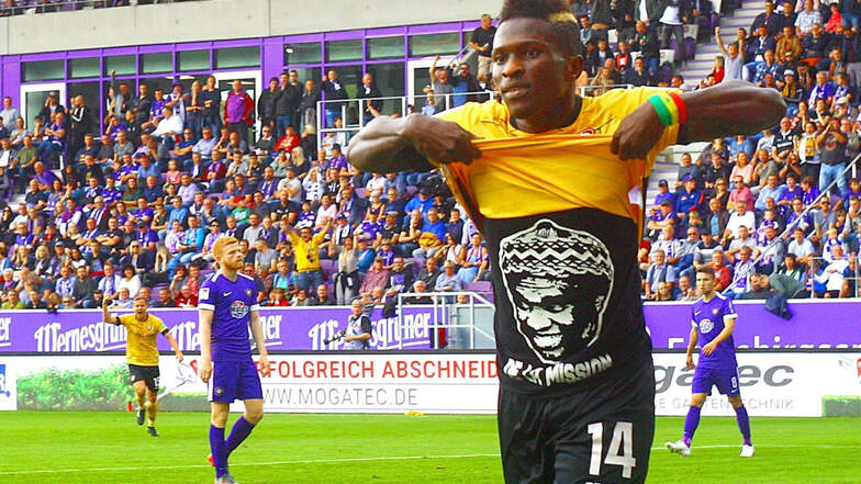 Für diese Jubelpose in Aue hat der DFB Dynamos Moussa Koné nachträglich zur Kasse gebeten.