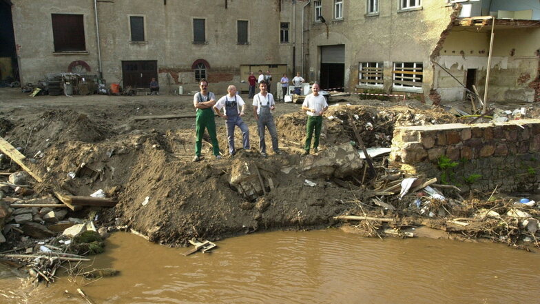 Am 16. August 2002 standen die Mitarbeiter der Kaffeefilterfabrik Filteretta in Ulberndorf an der Stelle, an der vor der Jahrhundertflut eine Brücke über die Weißeritz führte.