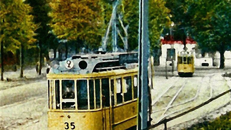 Eine Wumag-Straßenbahn rechts um 1940 auf der Berliner Straße in Görlitz. Die Wagen waren 9,35 Meter lang und 2,80 Meter breit. Sie hatten 20 Sitz- und 28 Stehplätze.