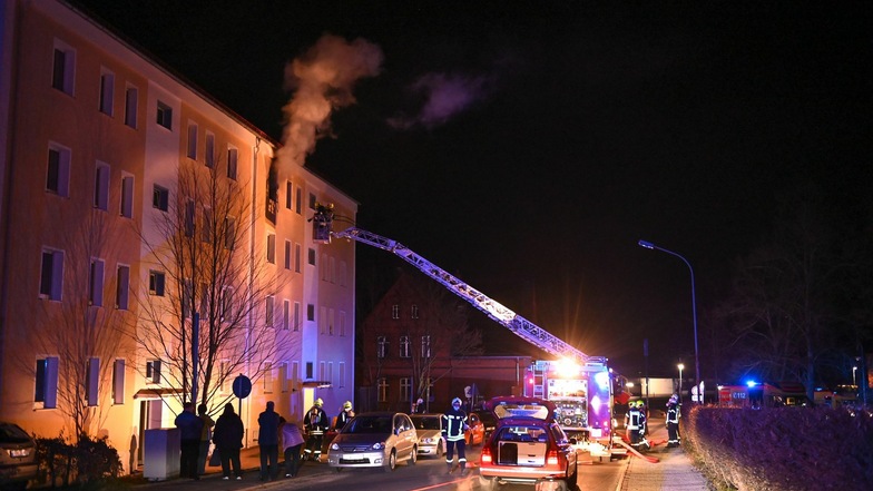 Die Flammen schlugen aus dem Fenster, die betroffene Wohnung war komplett verrußt.