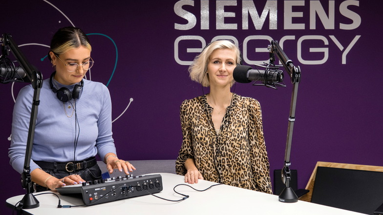 Karolin Gröschl (re.) und Tabea Braun von der Leucht One GmbH betreiben auf dem Siemensgelände in Görlitz einen Podcast.