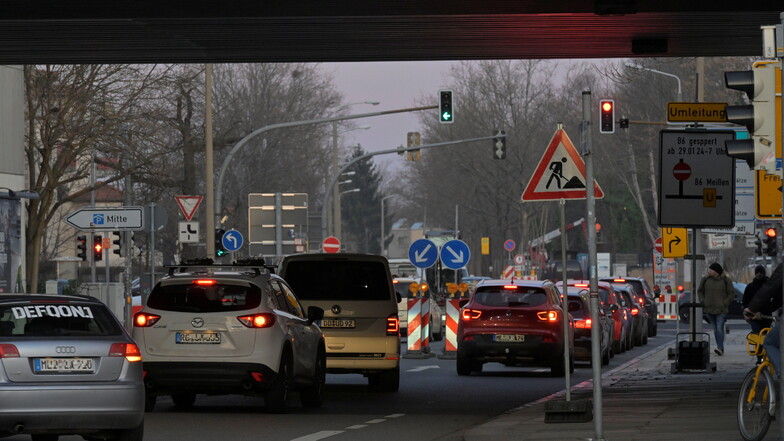 Die Magdeburger Straße in Dresden ist, aus der Innenstadt kommend, in Richtung Flügelwegbrücke gesperrt.