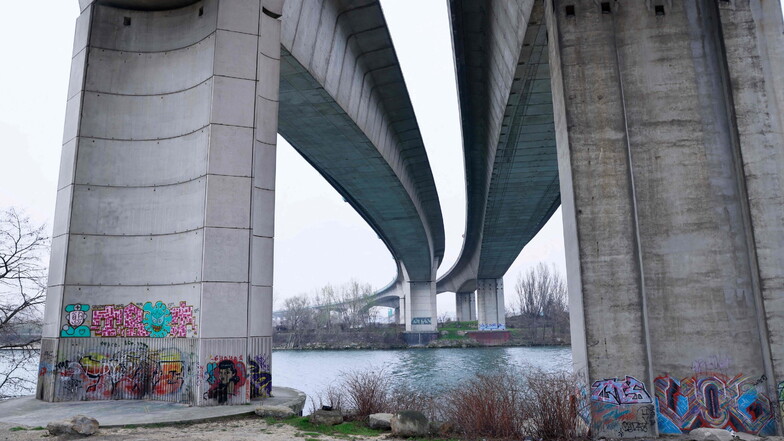 Die Autobahnbrücke der A15 führt über die Seine. Am Stadtrand von Paris wurde am Montag die Leiche einer 14 Jahre alten Schülerin gefunden.