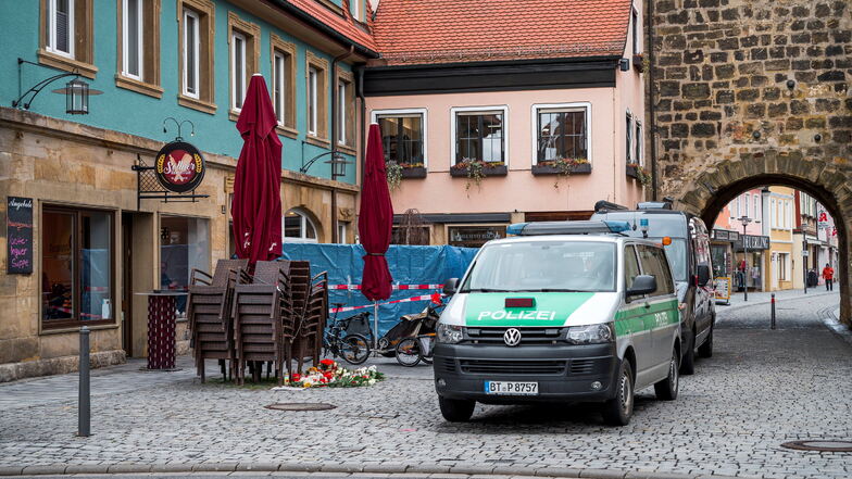 Zwei Wochen nach der Tötung einer Blumenverkäuferin in Lichtenfels in Bayern hat die Polizei einen dringend Tatverdächtigen festgenommen.