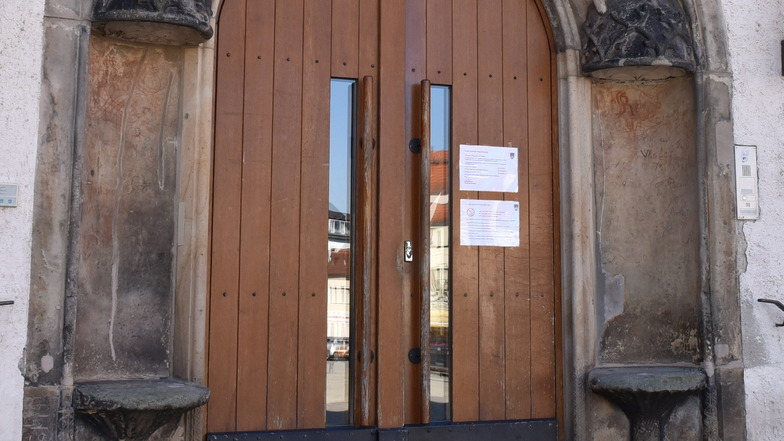 Verschlossene Türen, wie hier im Rathaus Dippoldiswalde, sind in der Coronazeit unumgänglich. Aber die Ansprüche an die Kommunikation der Ämter sind umso höher. Dem werden aber nicht alle gerecht.
