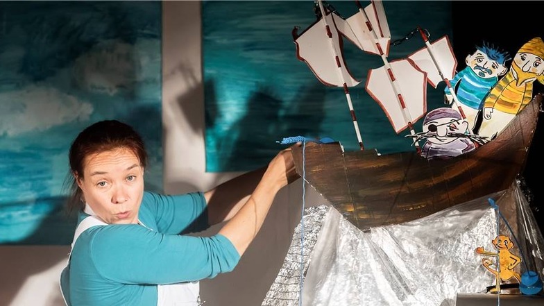 Beim Puppenspielfest in Hohnstein tanzten nicht nur die Puppen. Künstlerin Steffi Lampe schickte in ihrem Stück ein Boot auf die Reise.