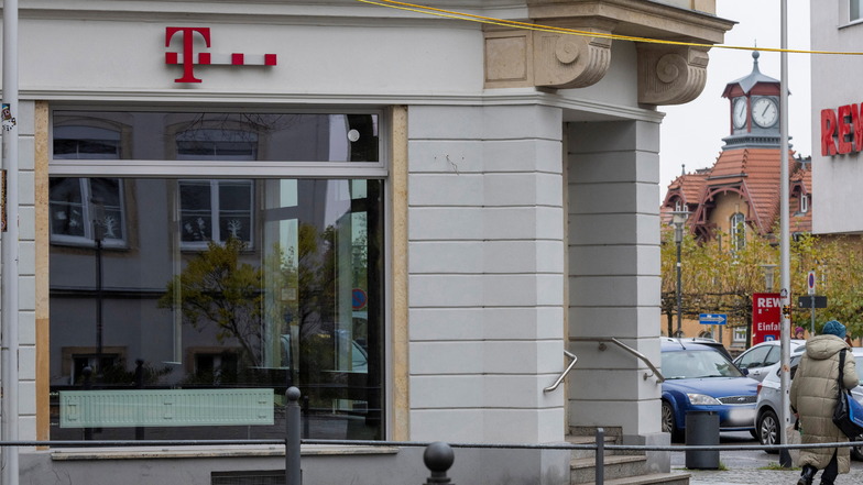 Über dem leerstehenden Telekom-Geschäft in Radebeul-Ost mietet die Stadt Radebeul Arbeitsräume für die Verwaltung an.