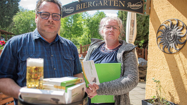 Wirtin Ulrike Ehlert und ihr Mann Kevin freuen sich nur verhalten auf die Wiedereröffnung des Biergartens ihrer Altertumsschänke in Kamenz. Unter den geltenden Corona-Regelungen ist vieles schwierig.