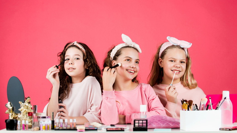 Immer mehr junge Mädchen schminken sich mit teuren Produkten.