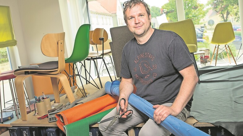 Hat Lust auf schöne Möbel: Raumausstattermeister Jens Kießling richtet in seiner Werkstatt in Pirna-Copitz Lieblingsstücke wieder her.