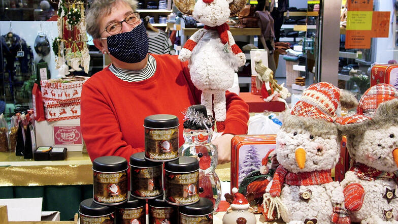 Beate Möller von kräuter meyer Hoyerswerda bringt vor allem weihnachtliche Aromen, Kosmetik-Artikel, Gewürze und Tees ins Lausitz-Center. Darunter sind auch ausgewählte Produkte der Lausitzer Ölmühle und des Lavendellädchens Bernsdorf.
