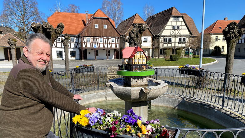 Andreas Koitzsch hat das Modell einer Schmiede gebaut. Es schmückt jetzt den Brunnen auf dem Markt in Hirschfelde.