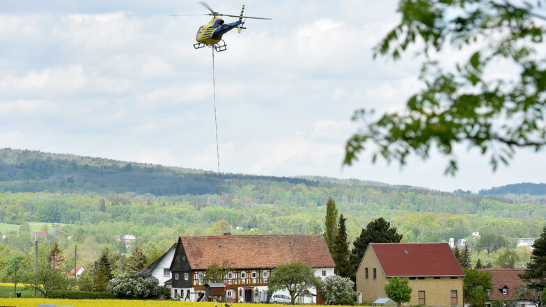 Ein besonderer Tag für Waltersdorf, das Zittauer Gebirge und die ganze Oberlausitz: Am Mittwoch hat ein Hubschrauber die Teile für die neue Aussichtsplattform auf den Lausche-Gipfel gebracht.