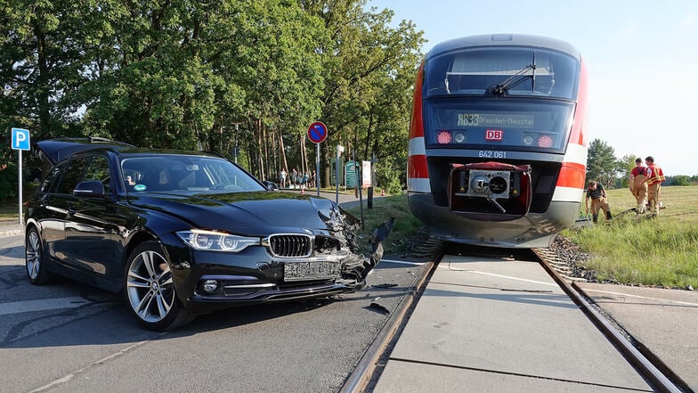 BMW stößt mit Zug am Bahnübergang in Dresden-Weixdorf zusammen