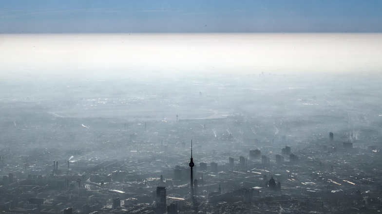 Unter einer Dunstglocke liegt der Fernsehturm am Alexanderplatz in Berlin. Die Menschen in Europa atmen eine zunehmend sauberere Luft ein.