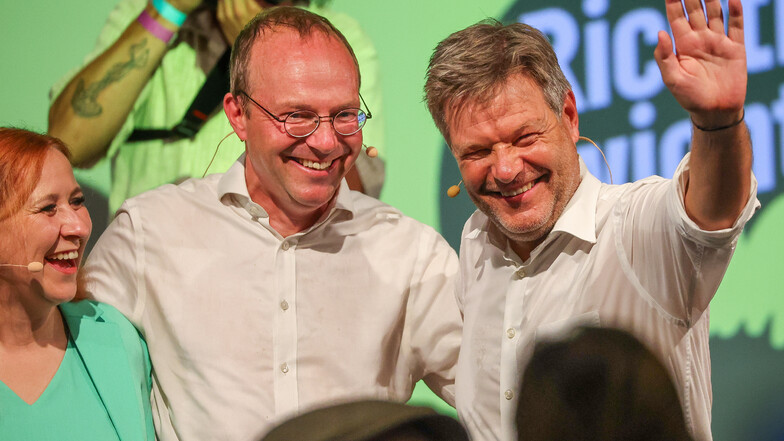 Franziska Schubert, Spitzenkandidatin für die Landtagswahl 2024 in Sachsen, Wolfram Günther, Umweltminister von Sachsen, und Robert Habeck, Bundeswirtschaftsminister beim Wahlkampf in Leipzig.