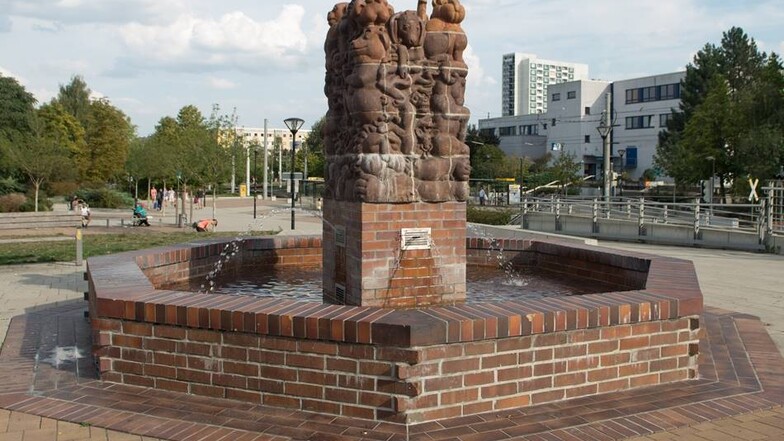 Und auch er ist geschützt:  der 1986 aufgestellte Märchenbrunnenam am Amalie-Dietrich-Platz.
