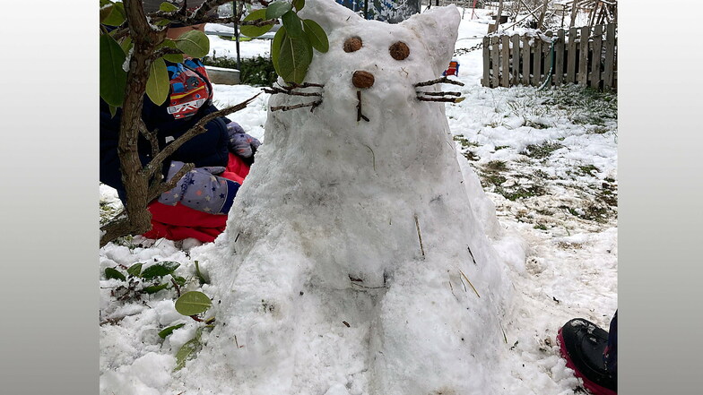Svenja Gebhardt (8) aus Ziegra hat eine Schneekatze in den Garten gesetzt. Außerdem ist ein Schneemann entstanden, an dem ihr Bruder Marek mitgewirkt hat.