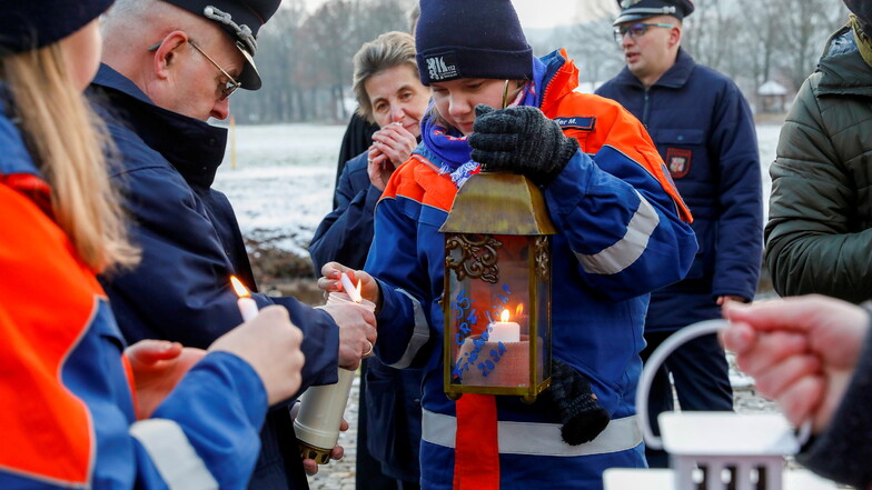 Mit dem "OFR-Friedenslicht" sendete am Sonntag der Landesfeuerwehrverband Sachsen auch eine Botschaft im Dreiländereck zu den Kameraden der Feuerwehren in Tschechien und Polen. Traditionell kommt nun schon das Friedenslicht aus Bethlehem nach Sachsen.