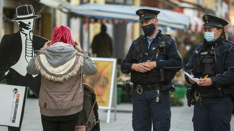 Wie hier auf diesem Symbolbild ging die Polizei in Zittau und Neugersdorf gegen Verstöße gegen die Maskenpflicht und andere Verstöße vor.