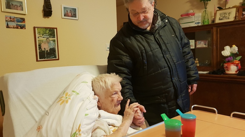 Dietmar Daßinnies besucht seine Mutter Gisela im Pflegeheim. Die Kosten dort steigen immer weiter.