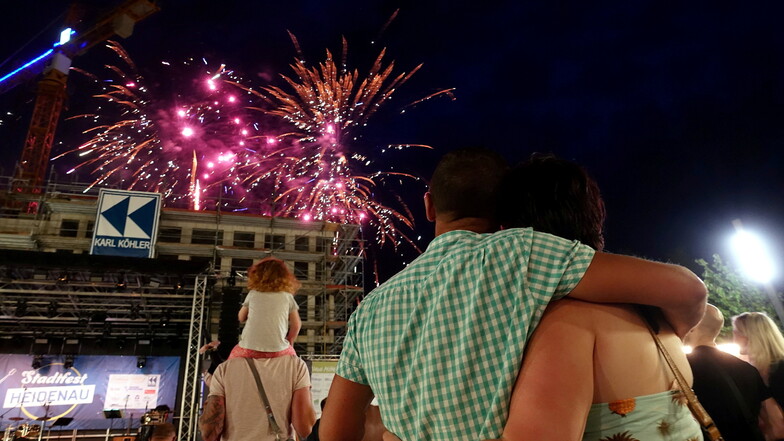 Ein Feuerwerk hat Tradition zum Heidenauer Stadtfest. Diesmal war jedoch nur ein Teil zu sehen.