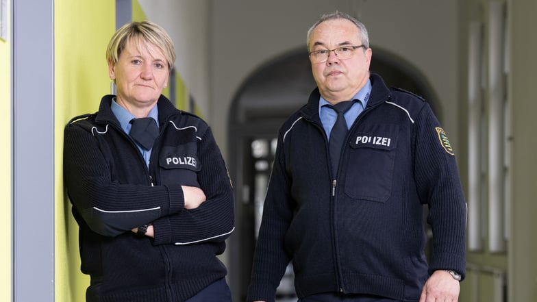 Polizeihauptmeisterin Anja Göhler und Polizeihauptmeister Steffen Wünsch stehen im Behördenareal Stauffenbergallee vor ihrem Büro. Nach tödlichen Unfällen sind es oft Polizisten, die die Angehörigen informieren müssen.