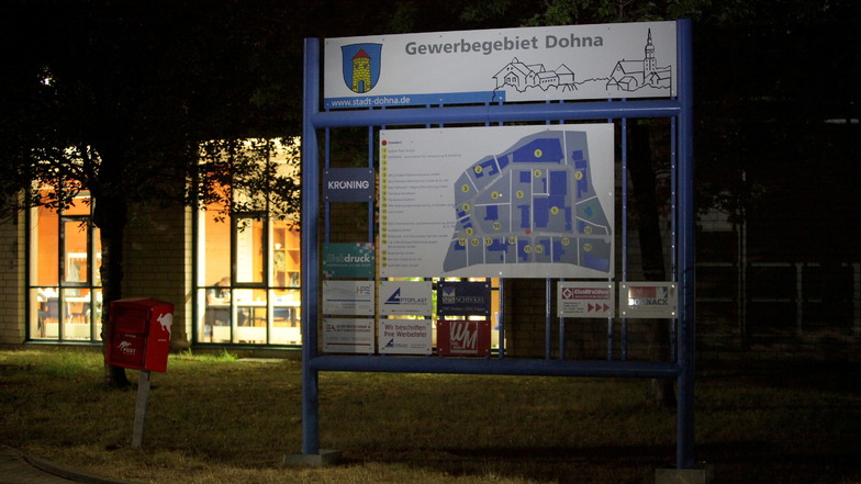 Das Gewerbegebiet Dohna bei Nacht. Nach einem Hinweis trafen hier Donnerstagfrüh Kräfte der Bundespolizei ein.