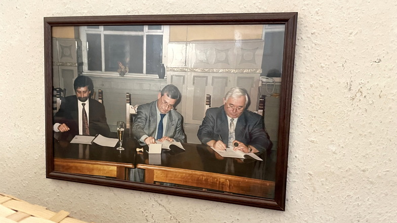 Ein Foto aus alten Zeiten: 1999 wurden Großerkmannsdorf und Ullersdorf eingemeindet, hier unterzeichnen die Beteiligten die Verträge, in der Mitte Gerhard Lemm.