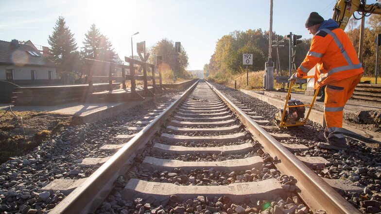 Noch wird im Bereich des Haltepunktes Kodersdorf-Bahnhof an den Gleisen gearbeitet. Am 3. November soll der Bahnübergang wieder freigegeben werden.