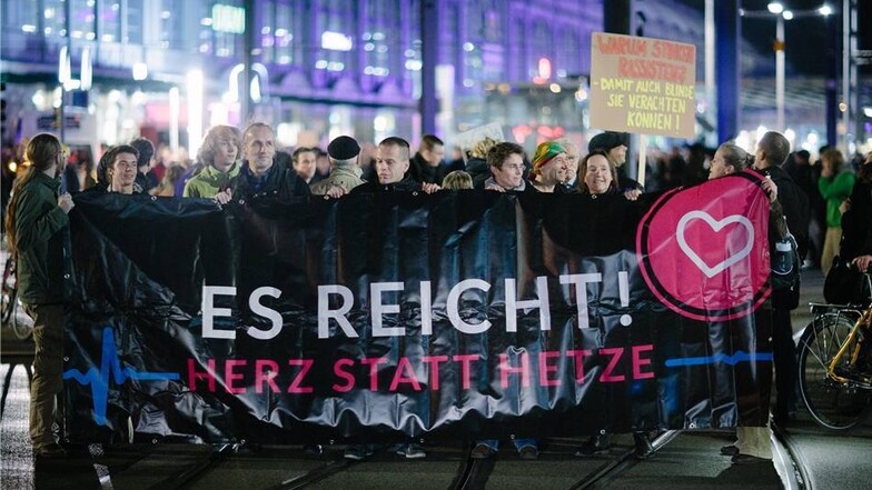 In Dresden finden auch am 9. November Demonstrationen statt. Nach Schätzungen waren bis zu 6000 Menschen dem Aufruf des Bündnisses "Herz statt Hetze" gefolgt.
