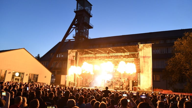 Da brannte die Luft: Am Sonnabend rockte die Rammstein-Coverband Stahlzeit das Altenberg-Festival.