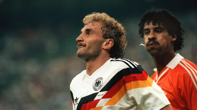 24.06.1990 in Mailand: Der Niederländer Frank Rijkaard (r) bespuckt Rudi Völler im Mailänder Meazza-Stadion beim WM-Spiel Holland gegen Deutschland, nachdem sie nach einem Foulspiel gemeinsam vom Platz gestellt wurden.