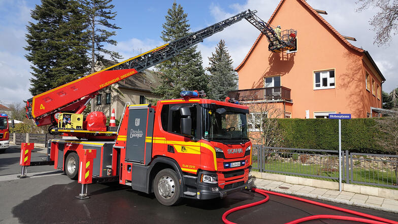 Die Dresdner Feuerwehr musste am Donnerstagmorgen einen Dachboden in Plauen löschen.