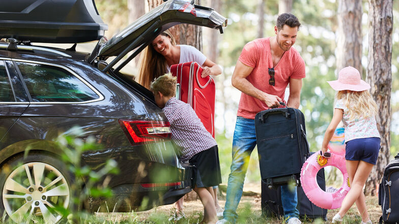 Das Urlaubsgepäck für die ganze Familie im Auto zu
verstauen, ist oft eine Herausforderung.