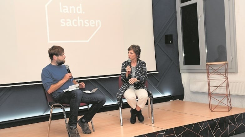 Stephan Kaasche, Naturführer und Wolfsexperte, moderiert die einführenden Worte der Regisseurin Grit Lemke im Saal der Telux.