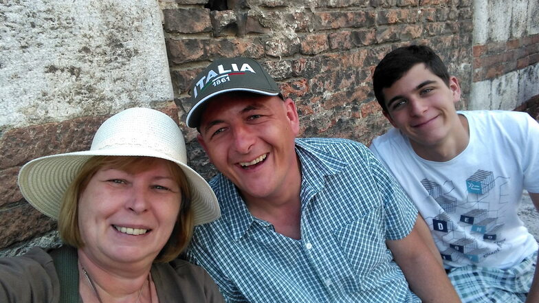 Ein Bild aus glücklichen Tagen. Philipp L. mit seinem Vater Mario und seiner Stiefmutter Elke.