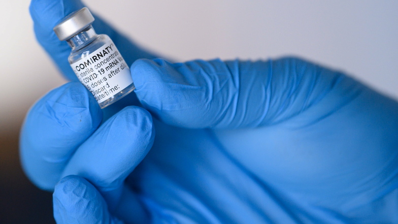 Der Impfstoff von Biontech und Pfizer verhindert einer Analyse britischer Daten zufolge auch Ansteckungen mit dem Coronavirus.