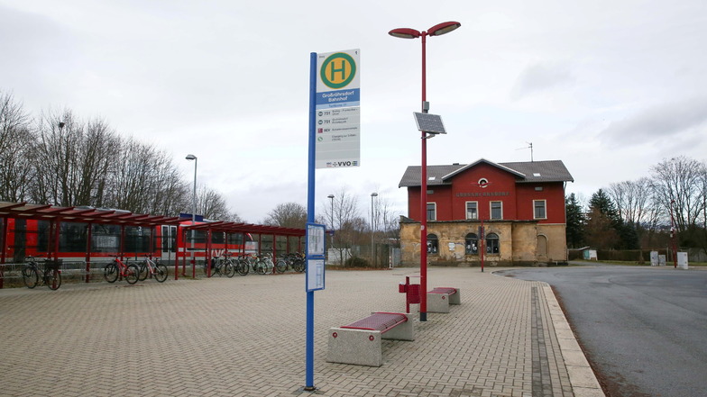 Eine Bushaltestelle gibt es am Großröhrsdorfer Bahnhof. Doch der Expressbus der Linie S8 hält dort nicht.