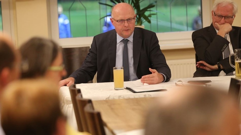 Innenstaatssekretär Günther Schneider (li.) stand in Radeberg Rede und Antwort. Organisiert hatte das Forum Frank-Peter Wieth, Chef des Radeberger CDU-Stadtverbandes.