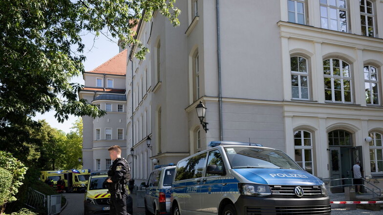 Am Schulzentrum in der Kirchstraße in Bischofswerda hat ein 16-Jähriger am 23. August einen Drittklässler mit einem Messer angegriffen und sich dann angezündet. Für sein mutiges Handeln in dieser Lage hat OB Holm Große jetzt dem Hausmeister gedankt.