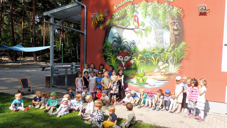 Stolz sind die Kinder und Erzieher auf das neue Wandbild, welches ihre Kindertagesstätte in Bröthen nun schmückt.