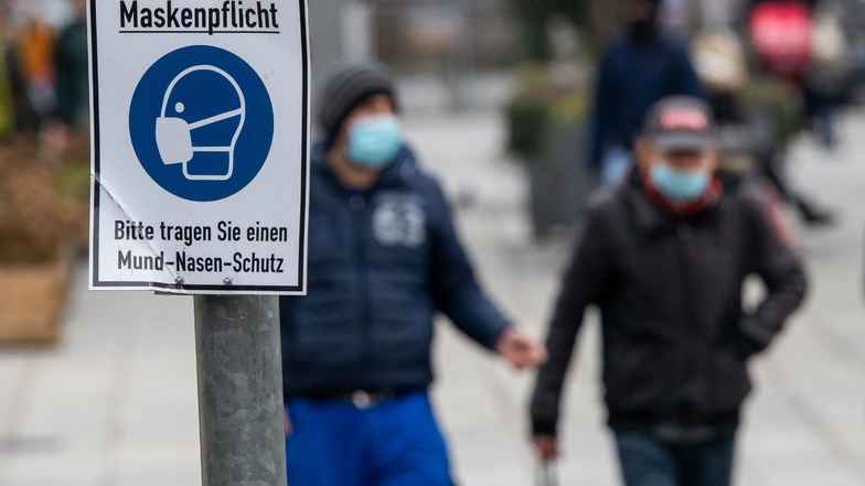 In vielen Städten in Sachsen gibt es strengere Ausgangsbeschränkungen. Auch die Maskenpflicht in der Öffentlichkeit wurde erweitert.